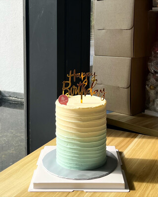 Baby Fullmoon 26 Ombré Cake