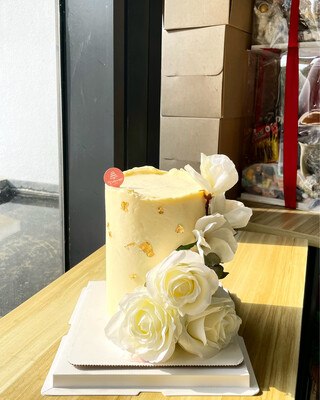 Off White Roses &amp; Eustoma Cake