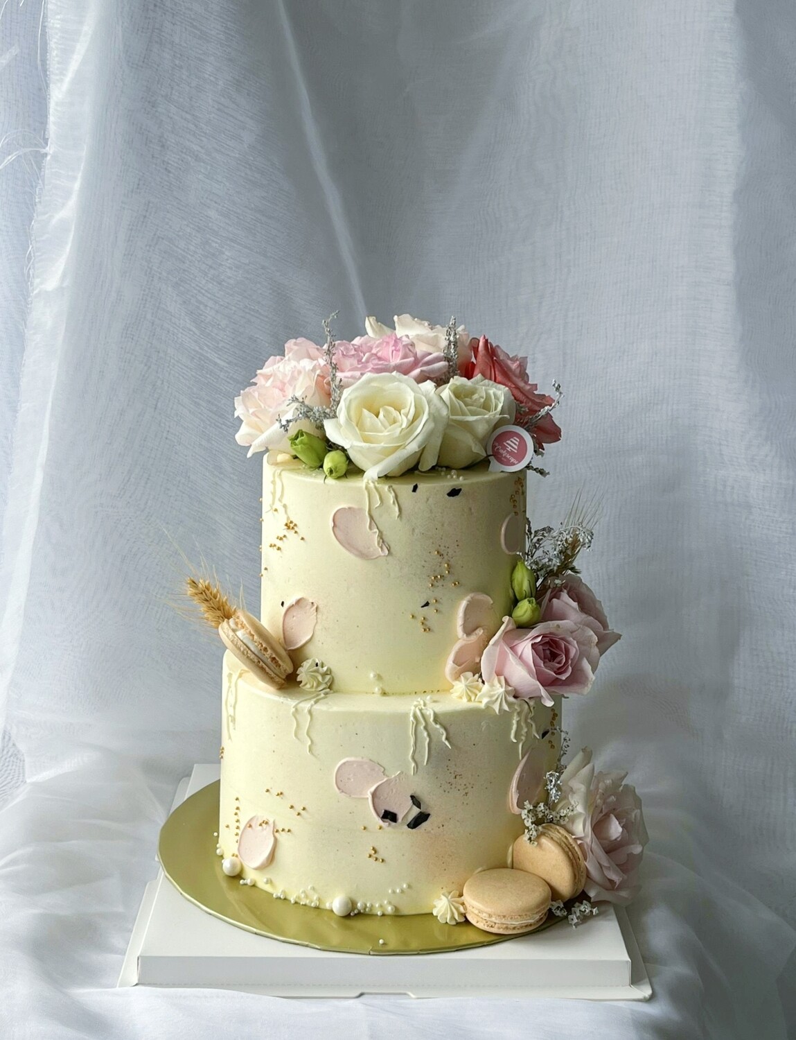 Roses And Macaron Cake In 2 Tiers