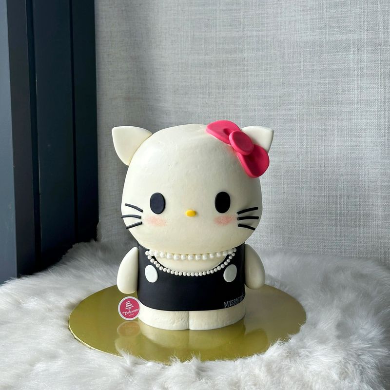 3D Hello Kitty Cake