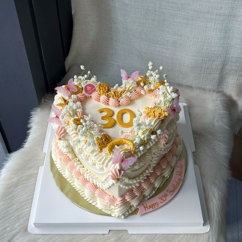 English Vintage Cake 10 Heart Shape