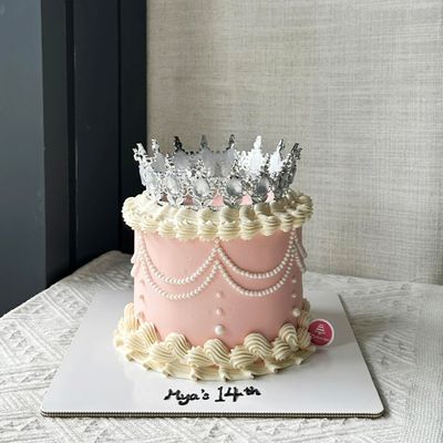 English Vintage Crown Cake English Vintage Crown Cake