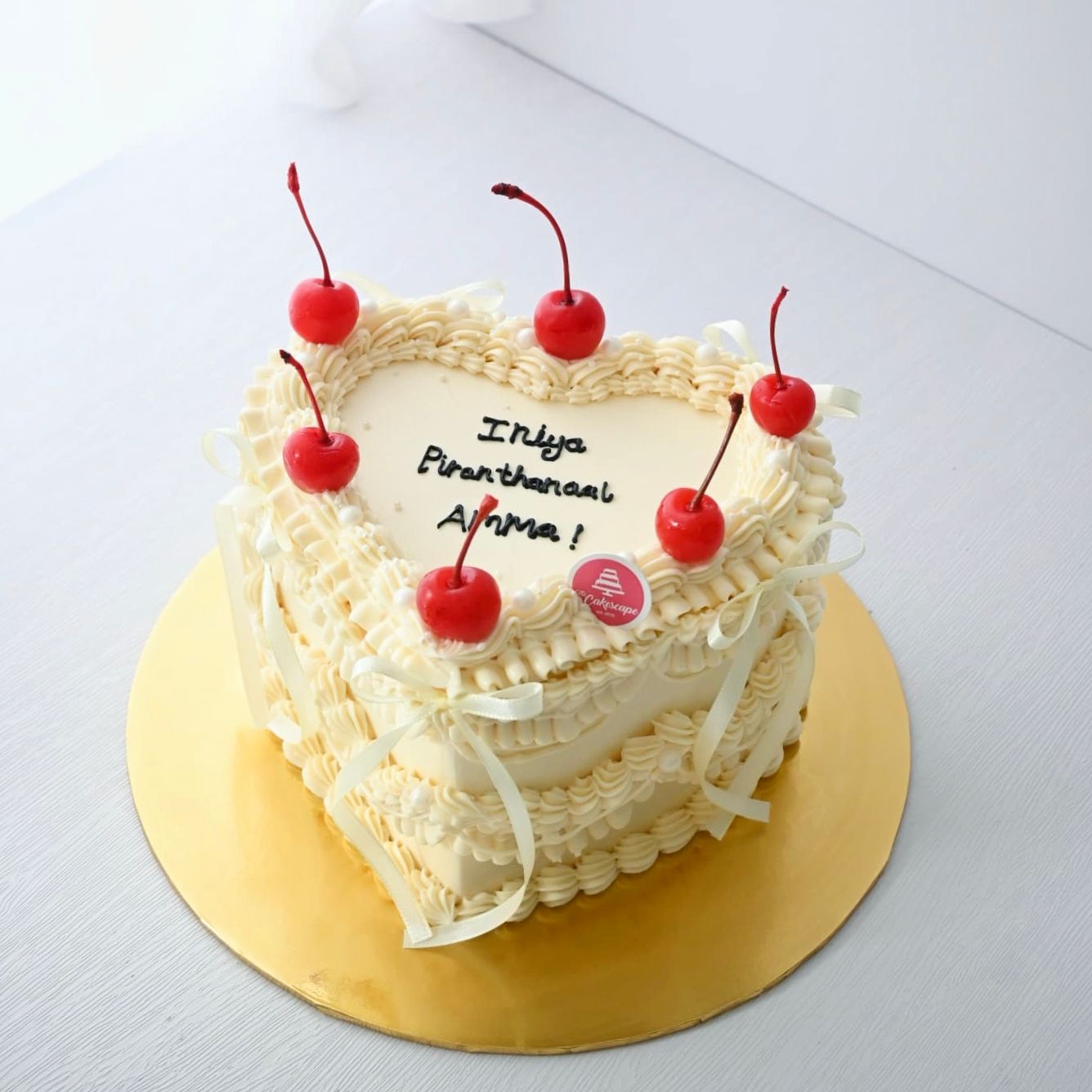 Heart Shape White Vintage Cake 2