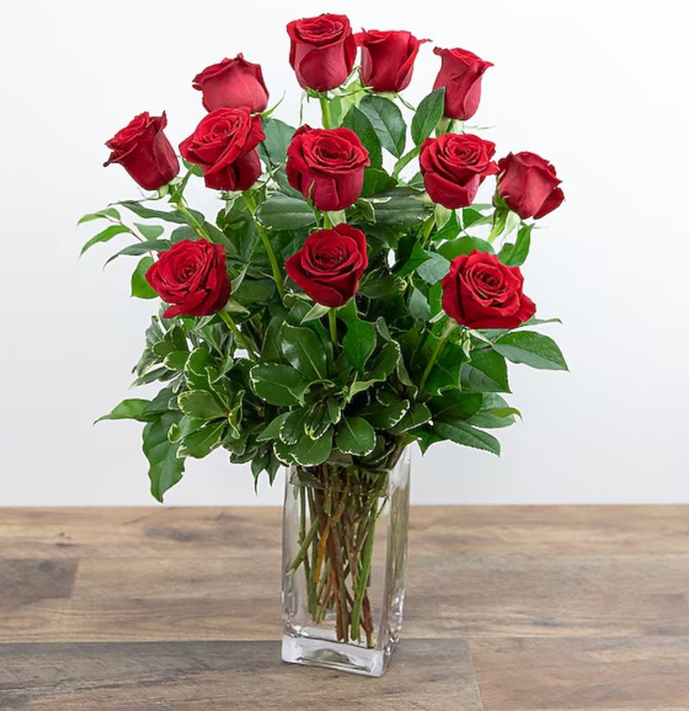 Fancy Dozen Red Roses (Squared Vase)
