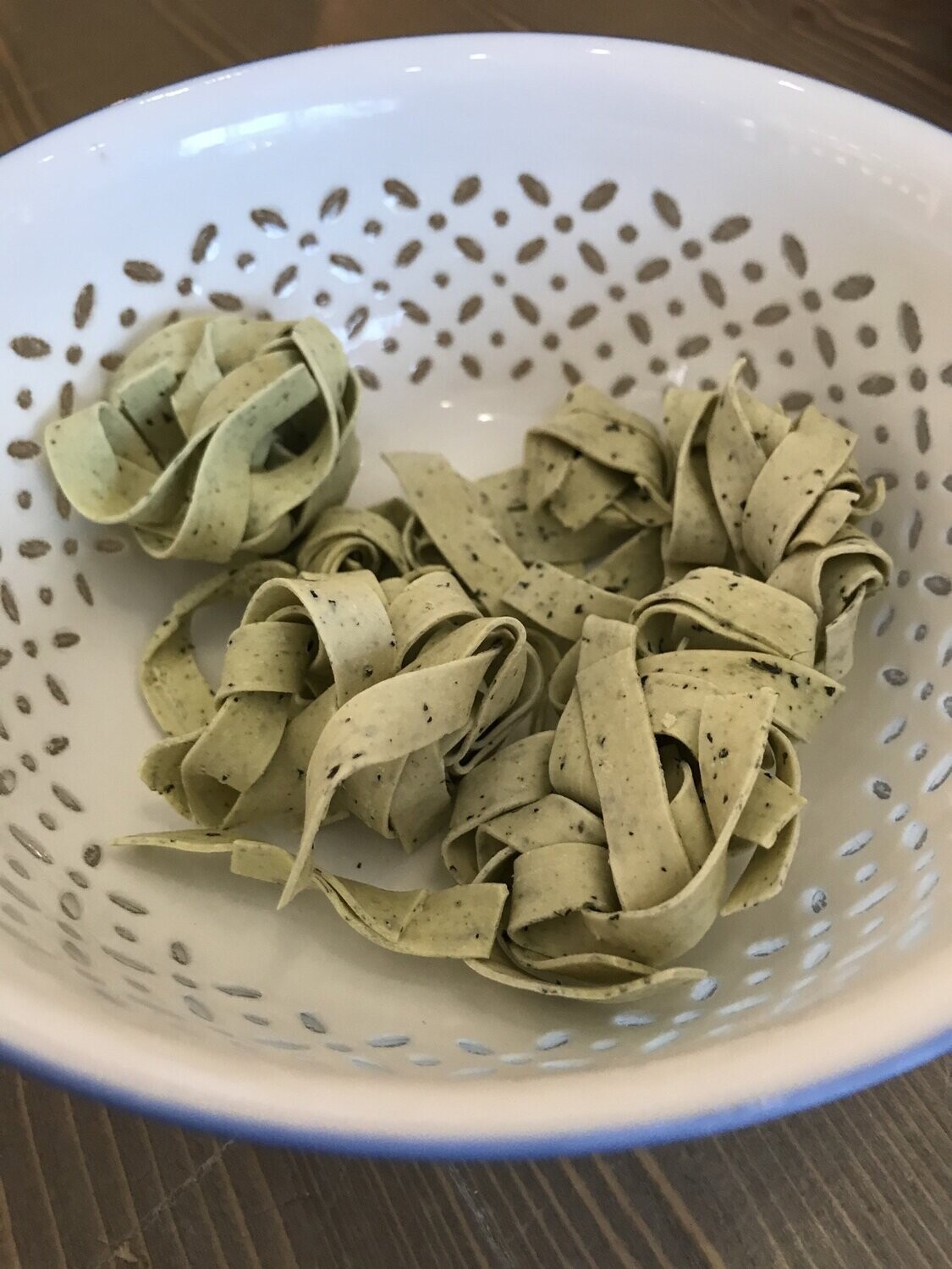 Rubans ail basilic aux œufs frais