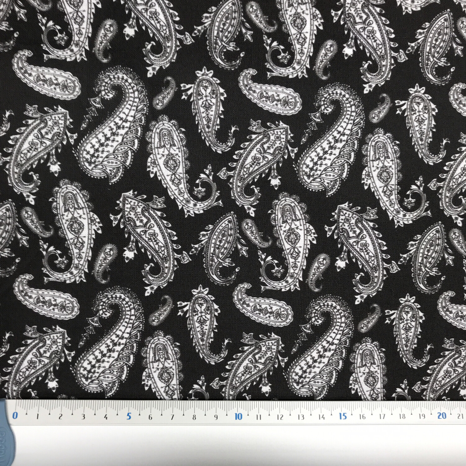 Popelina Cornucópias Fundo Preto