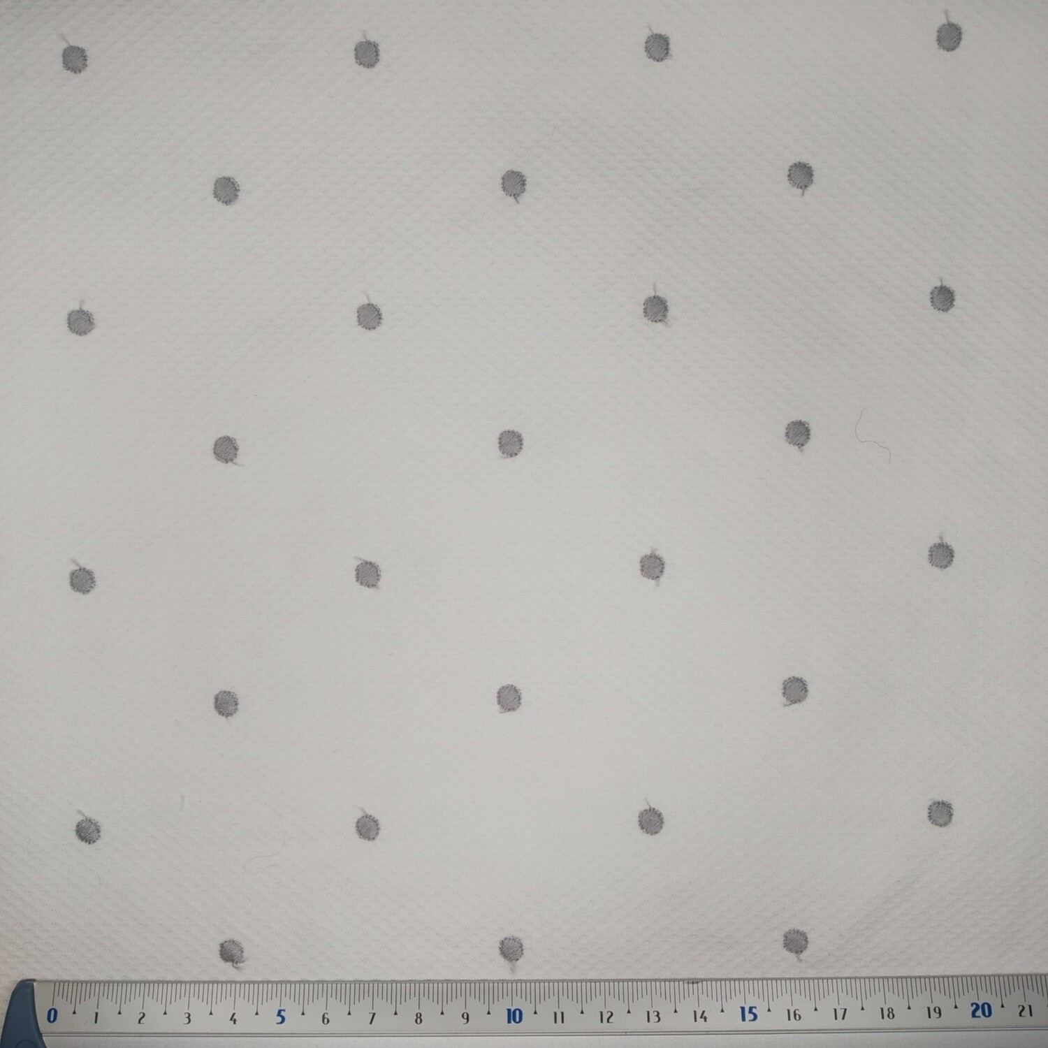 Piquet Favos Bordado Pintas Cinza