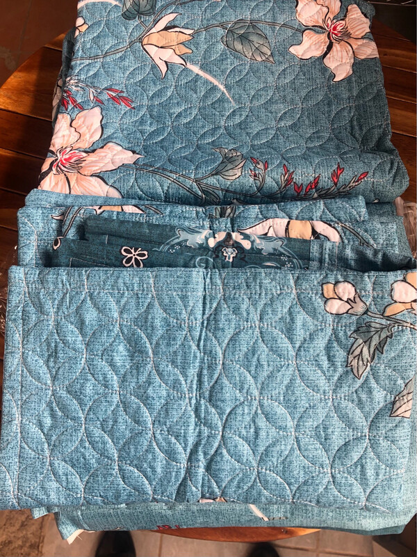 QQ Bed Cover Plus 1 Flat Sheet And 2 Pillow Cases  6x6