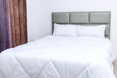 Plain White Comforter Duvet with 2 Flat Sheets,2 pillow cases polycotton  6*6