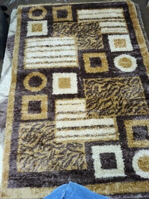 Shaggy living room carpet size 5x8 No1