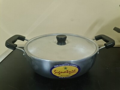 Signature belly cooking pot Karai with lid size 24cm