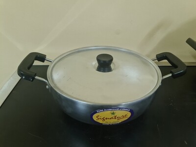 Signature belly cooking pot Karai with lid size 26cm