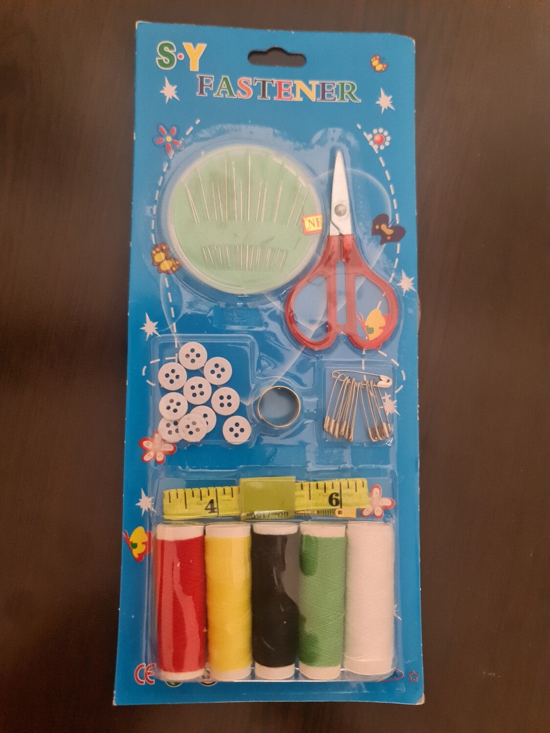 SY sewing kit. 5 thread colors, 16 needles, scissors, 10 pins, 10 buttons, tape measure, fastener on a card NS139256