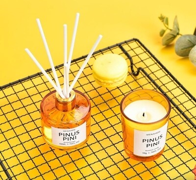 Home aromatherapy diffuser & scented candle set. In a gift box Home aromatherapy diffuser & scented candle set. In a gift box