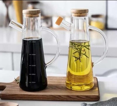 Calibrated glass oil decanter with bamboo lid &amp; stopper