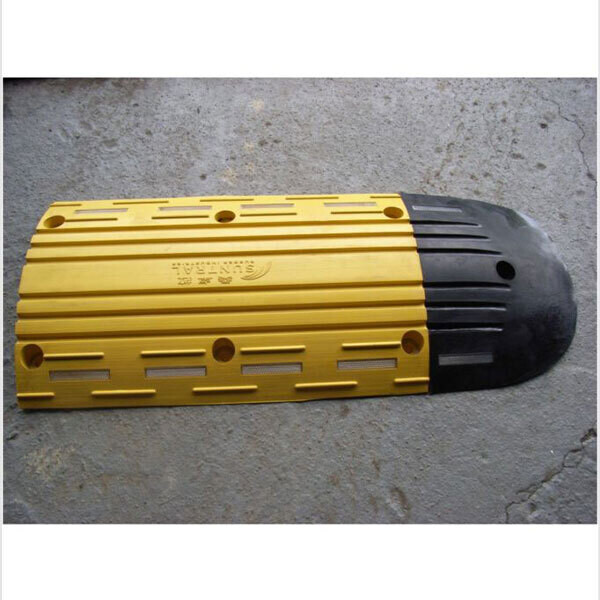 High-Visibility Rubber Speed Bump with Reflectors SE1941 Cable protector