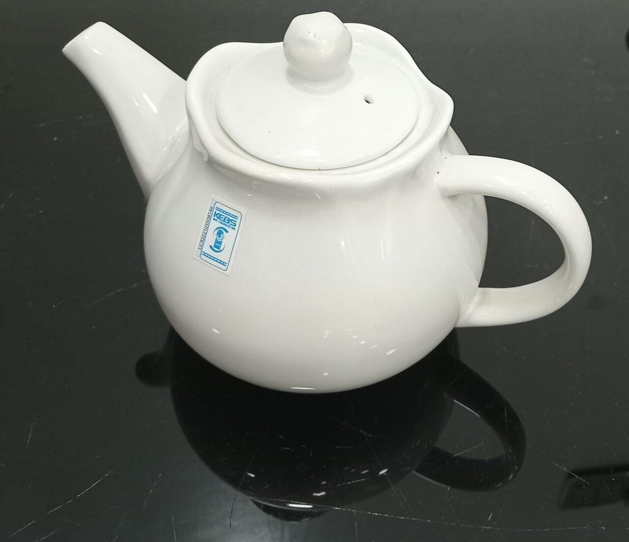 White porcelain tea pot 550ml