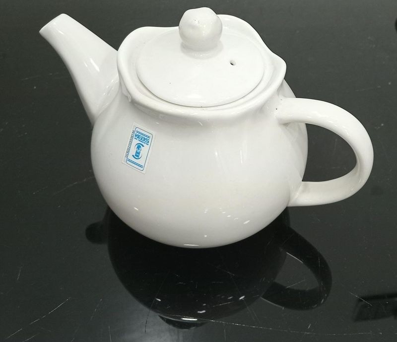 White porcelain tea pot 1ltr