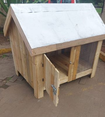 Anko Spacious &amp; Durable Wooden Dog Kennel with Metal Roof - 132x92cm Outdoor Pet Shelter
