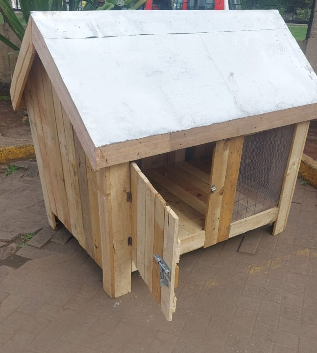 Anko Spacious &amp; Durable Wooden Dog Kennel with Metal Roof - 132x92cm Outdoor Pet Shelter