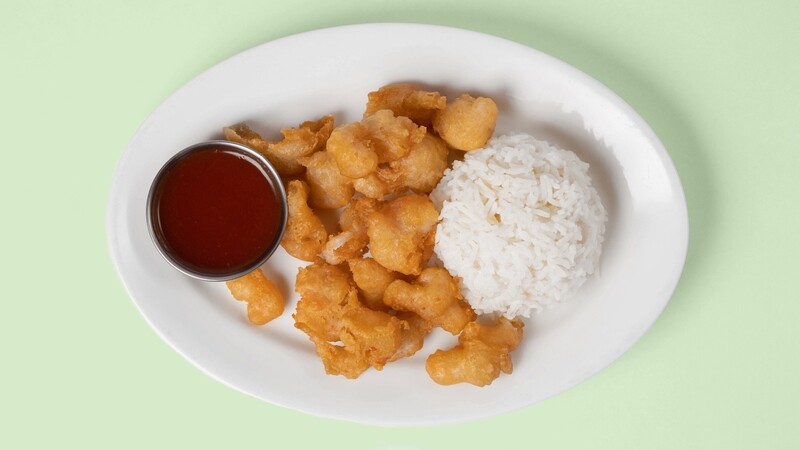 Djúpsteiktar rækjur með hrísgrjónum og sósu