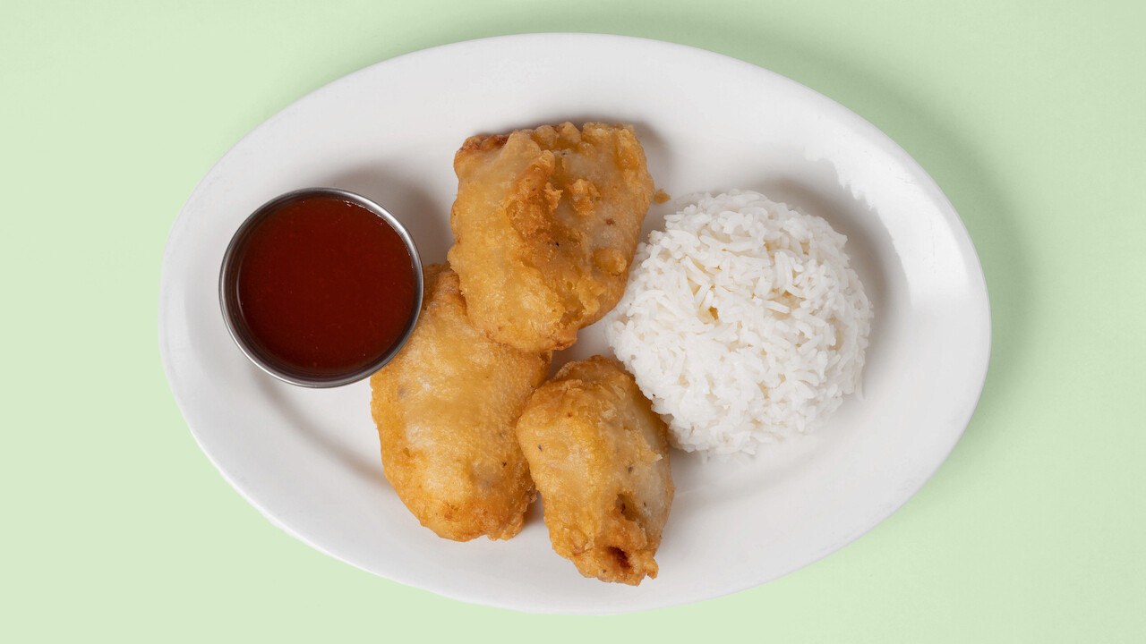 Djúpsteiktur fiskur með hrísgrjónum og sósu