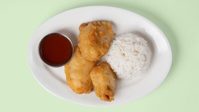 Djúpsteiktur fiskur með hrísgrjónum og sósu