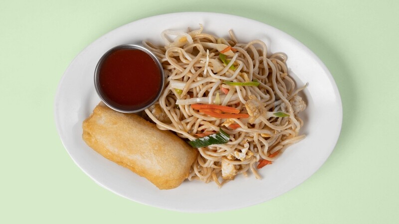 Steiktar núðlur með grænmeti og eggum + vorrúlla og sósa