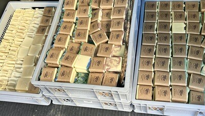 Lohnherstellung für Naturkosmetik und normale Kosmetik für Gewerbe oder Privat auf Anfrage, gerne per Mail an Info@tattze-seife.de