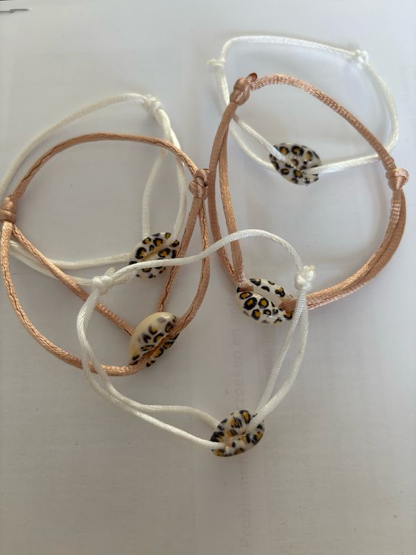 Satijnarmbandje panter schelp wit