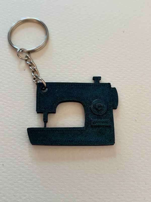Sleutelhanger naaimachine donkerblauw