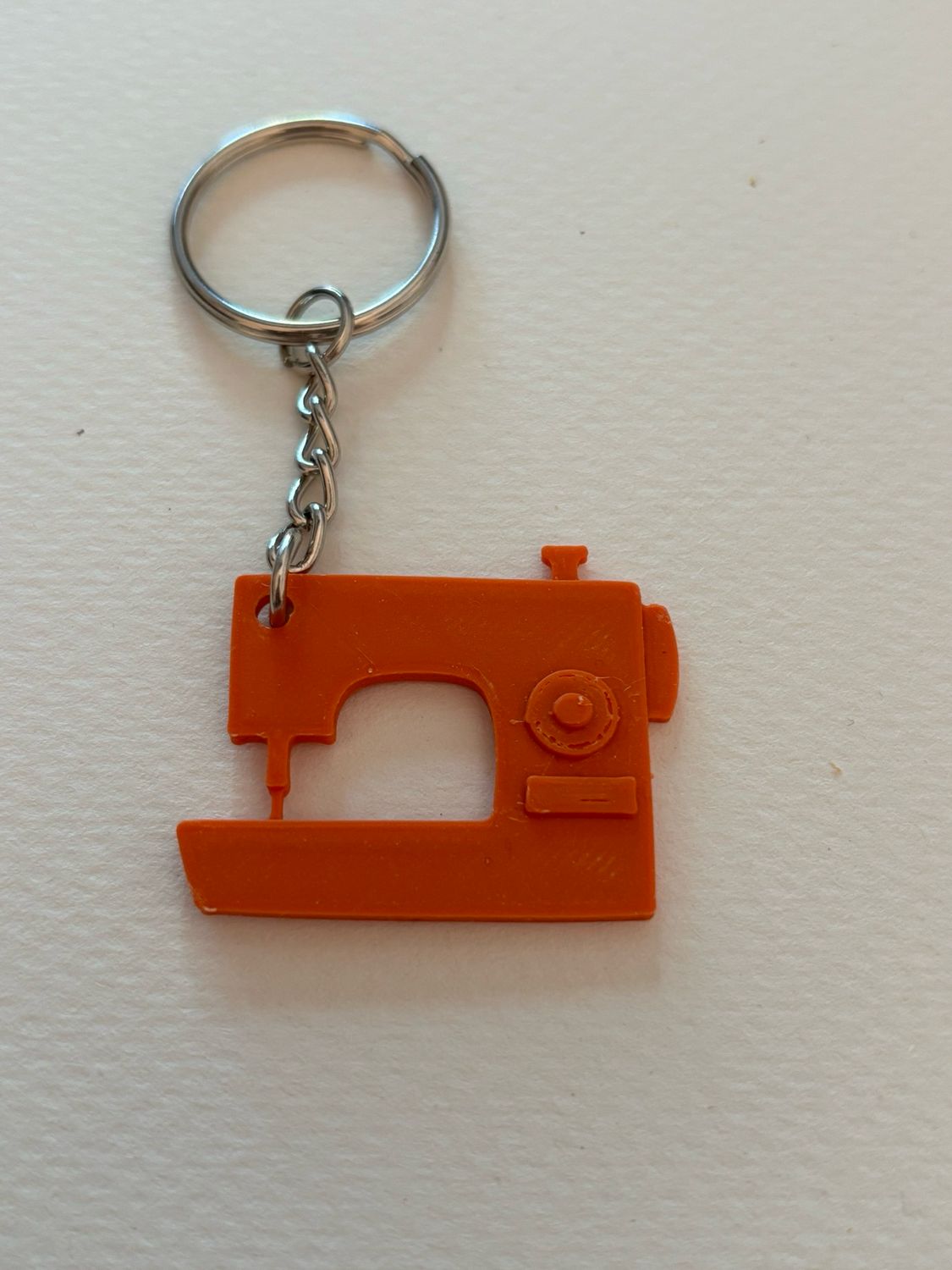 Sleutelhanger naaimachine orange ?