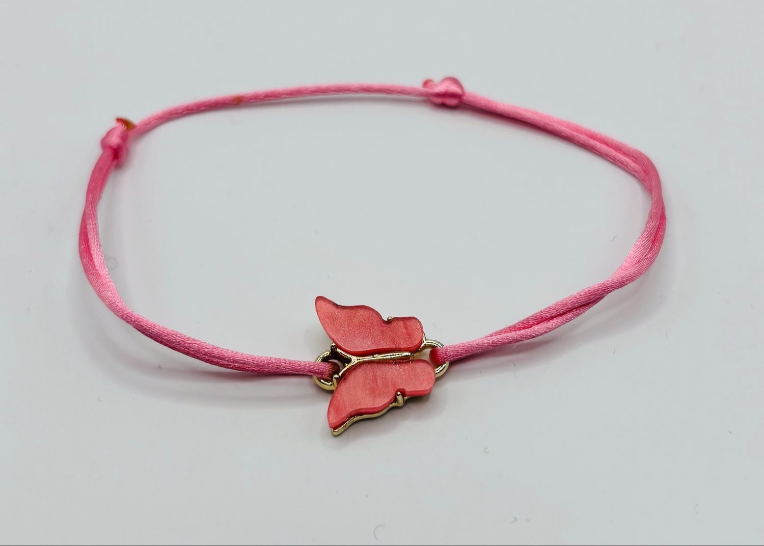 Satijnarmbandje vlinder roze
