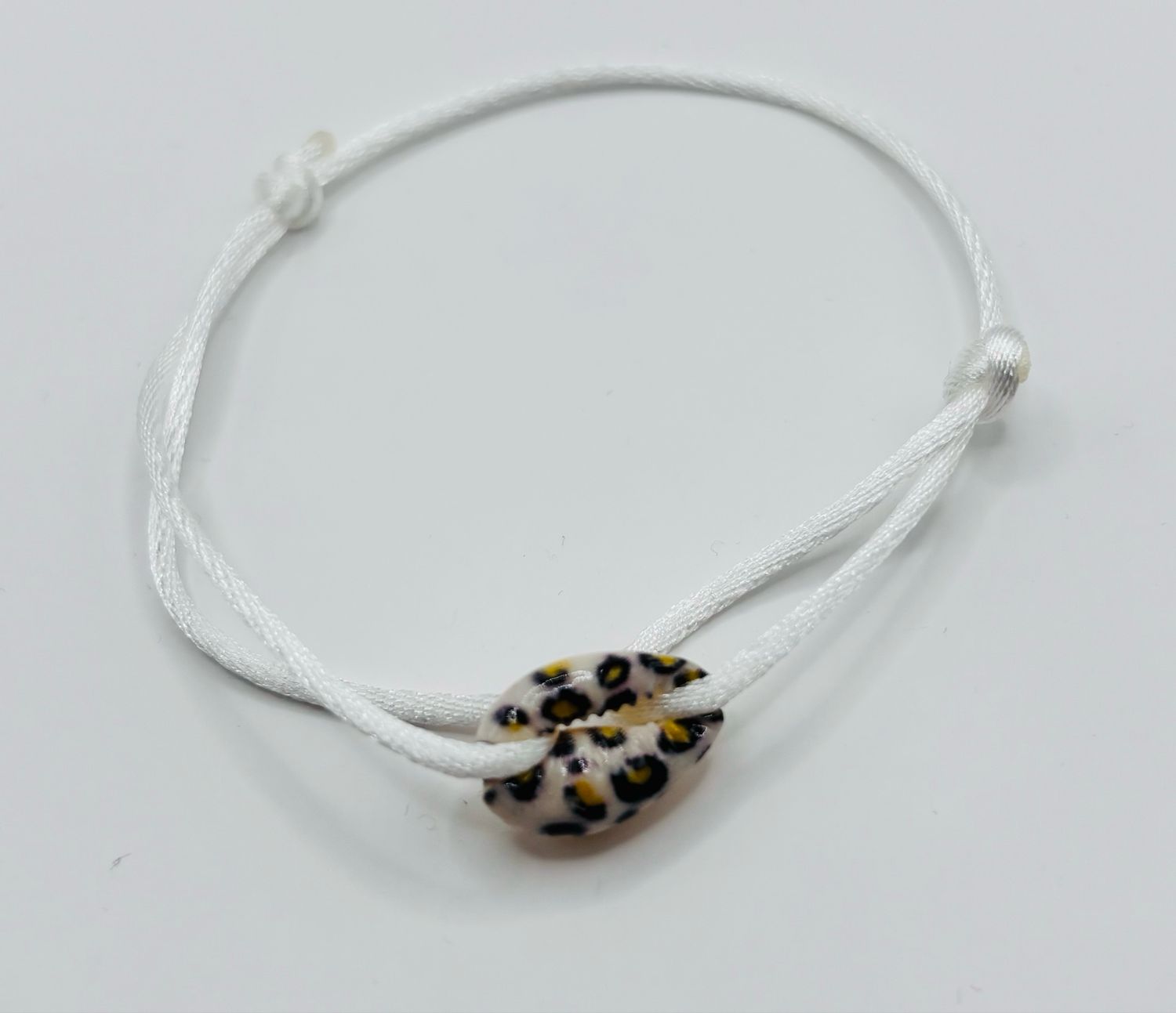 Satijnarmbandje panter schelp wit