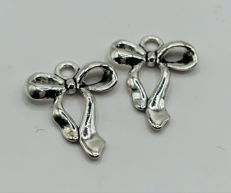 Hanger strikje zilver 2cm
