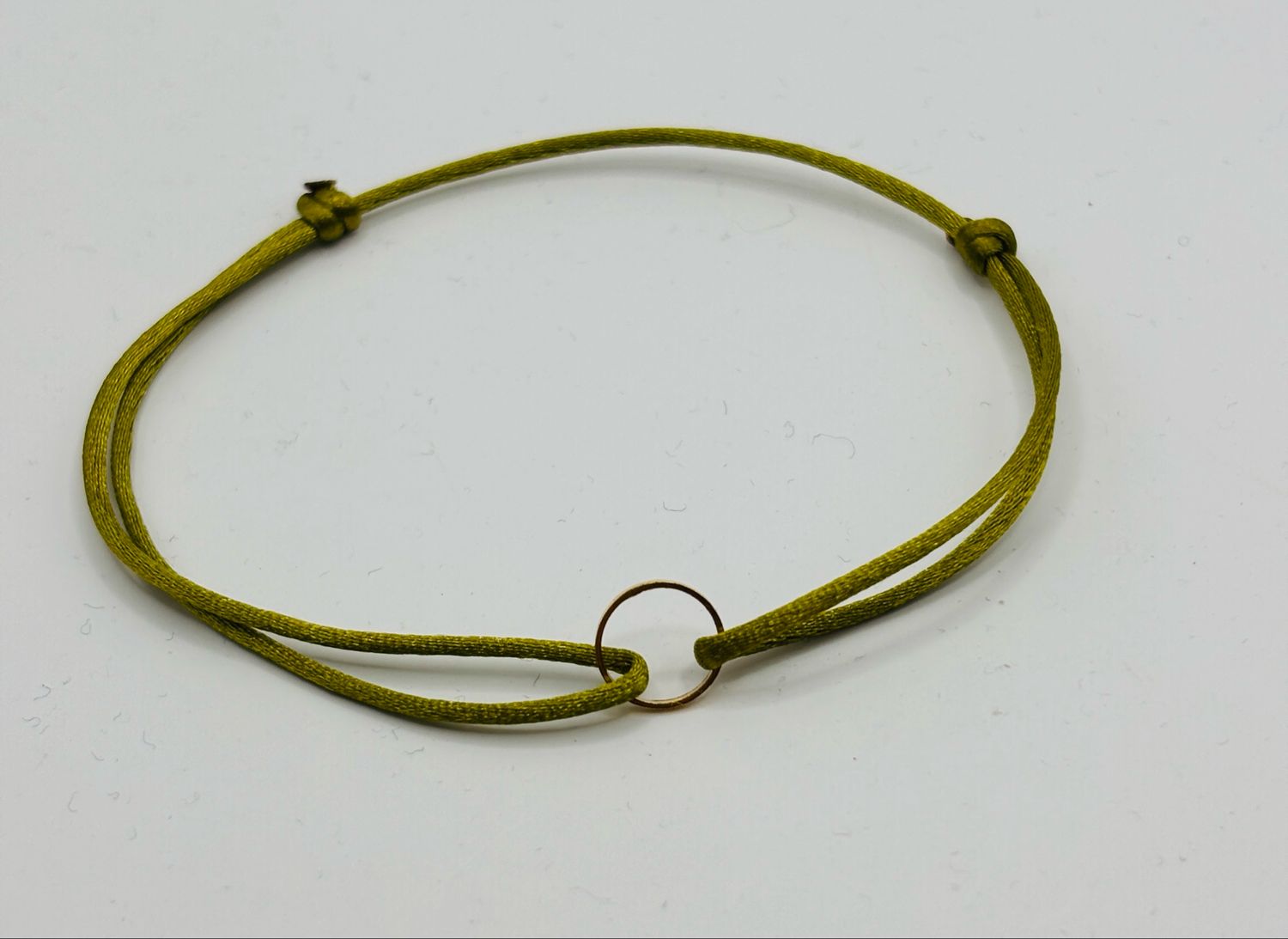 Satijnarmbandje groen gouden ring