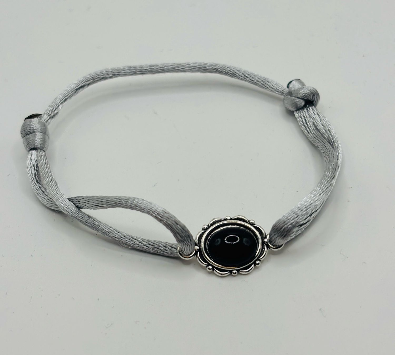Satijnarmbandje grijs black stone