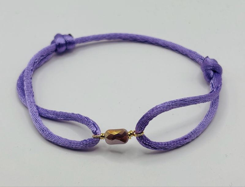 Satijnarmbandje paars steentje