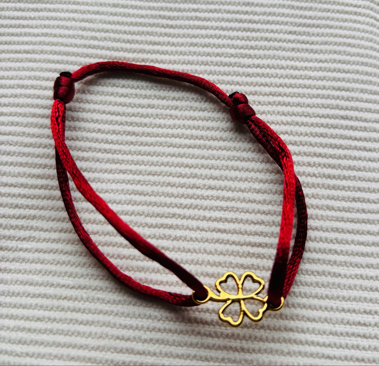 Satijnarmbandje klaver ☘️ rood bandje