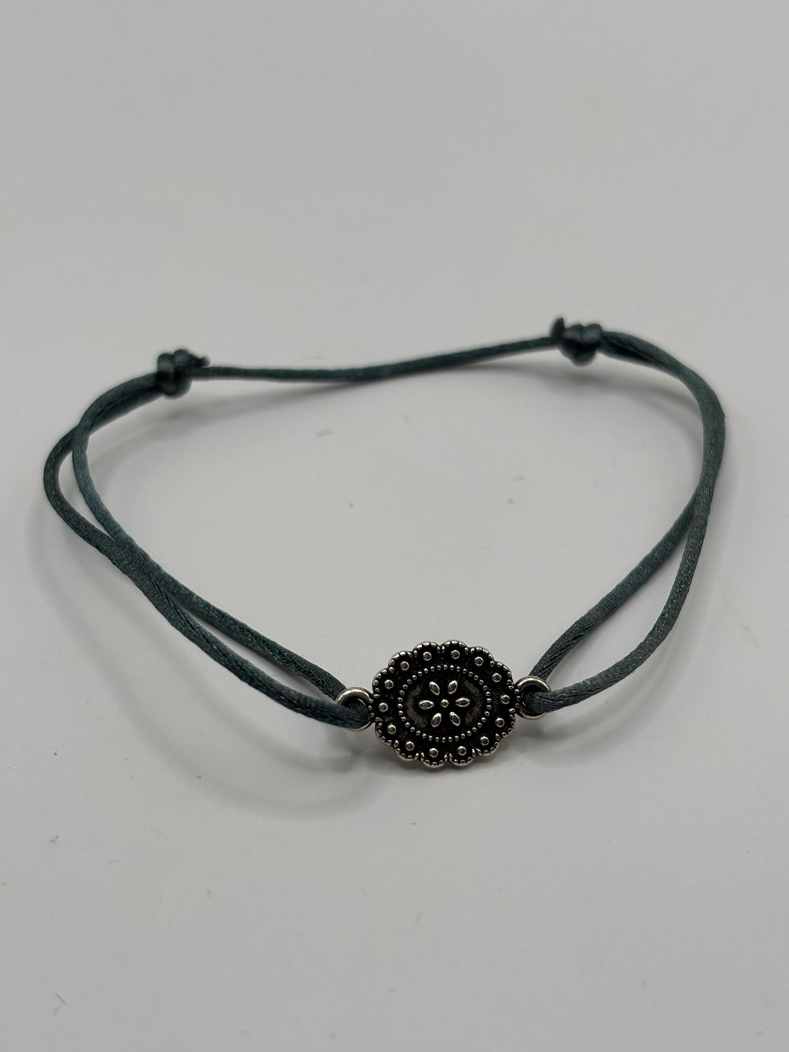 Satijnarmbandje oudgrijs ornament