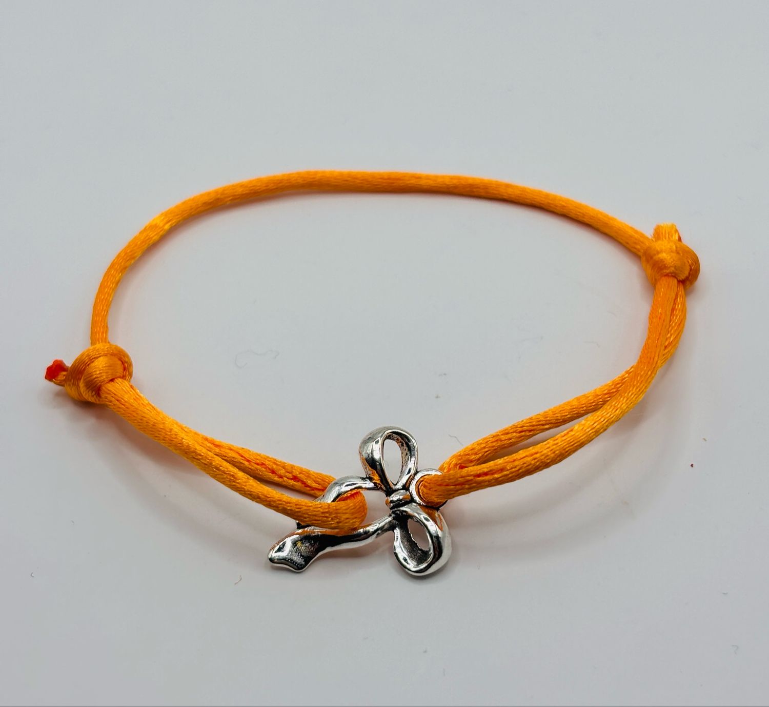 Satijnarmbandje strik zilver