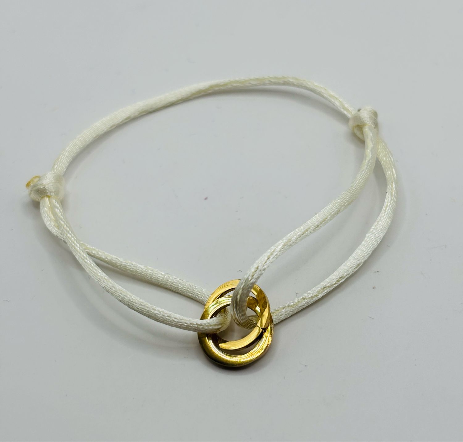 Satijnarmbandje wit ringen goud