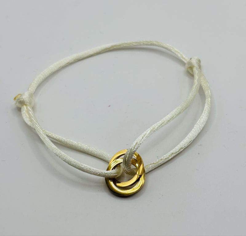 Satijnarmbandje wit ringen goud