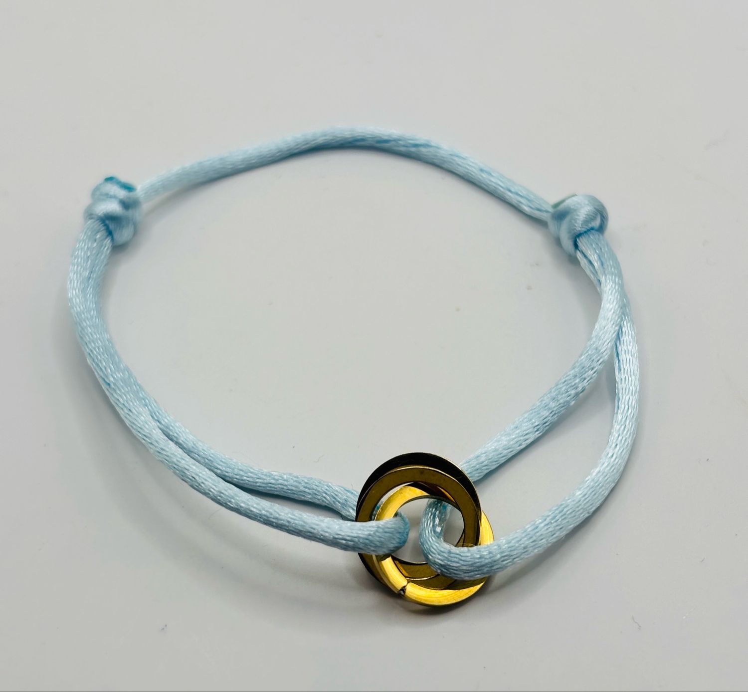Satijnarmbandje blauw goud ringen Satijnarmbandje blauw goud ringen