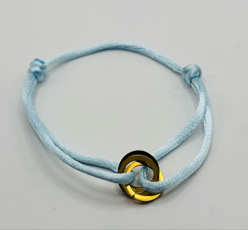 Satijnarmbandje blauw goud ringen Satijnarmbandje blauw goud ringen