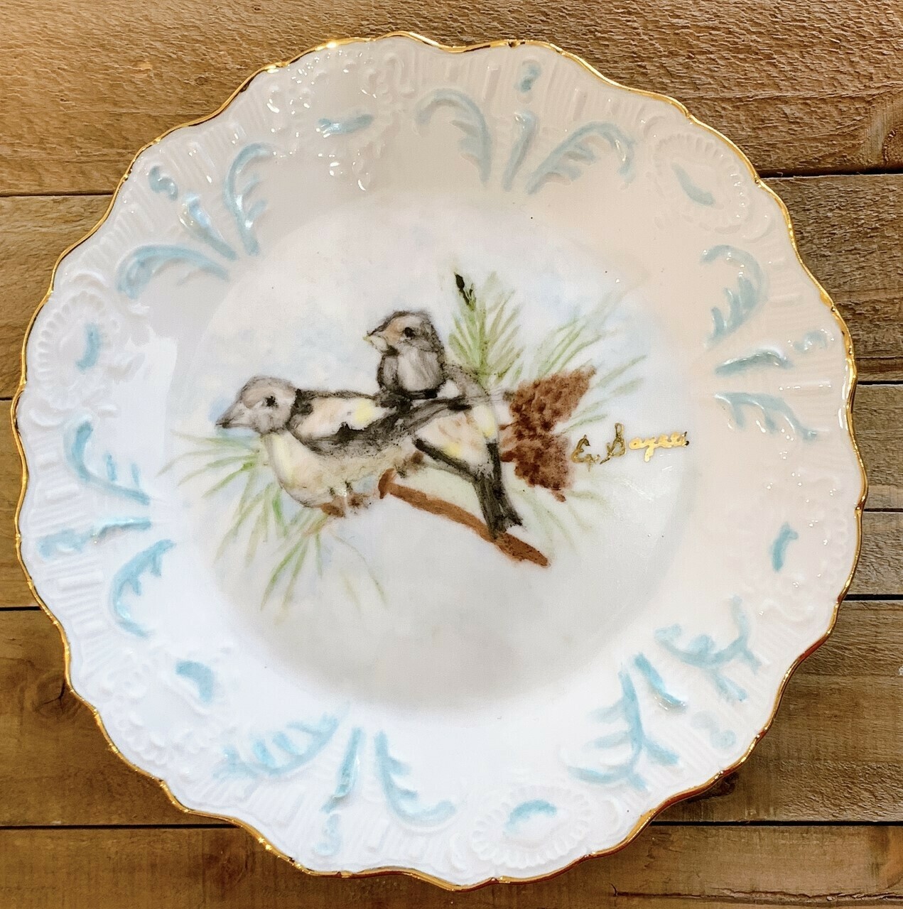 Gold Rimmed Scalloped Bird Display Plate 7 1/2"