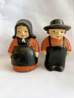 Vintage Ceramic Amish Couple set 2 1/2"