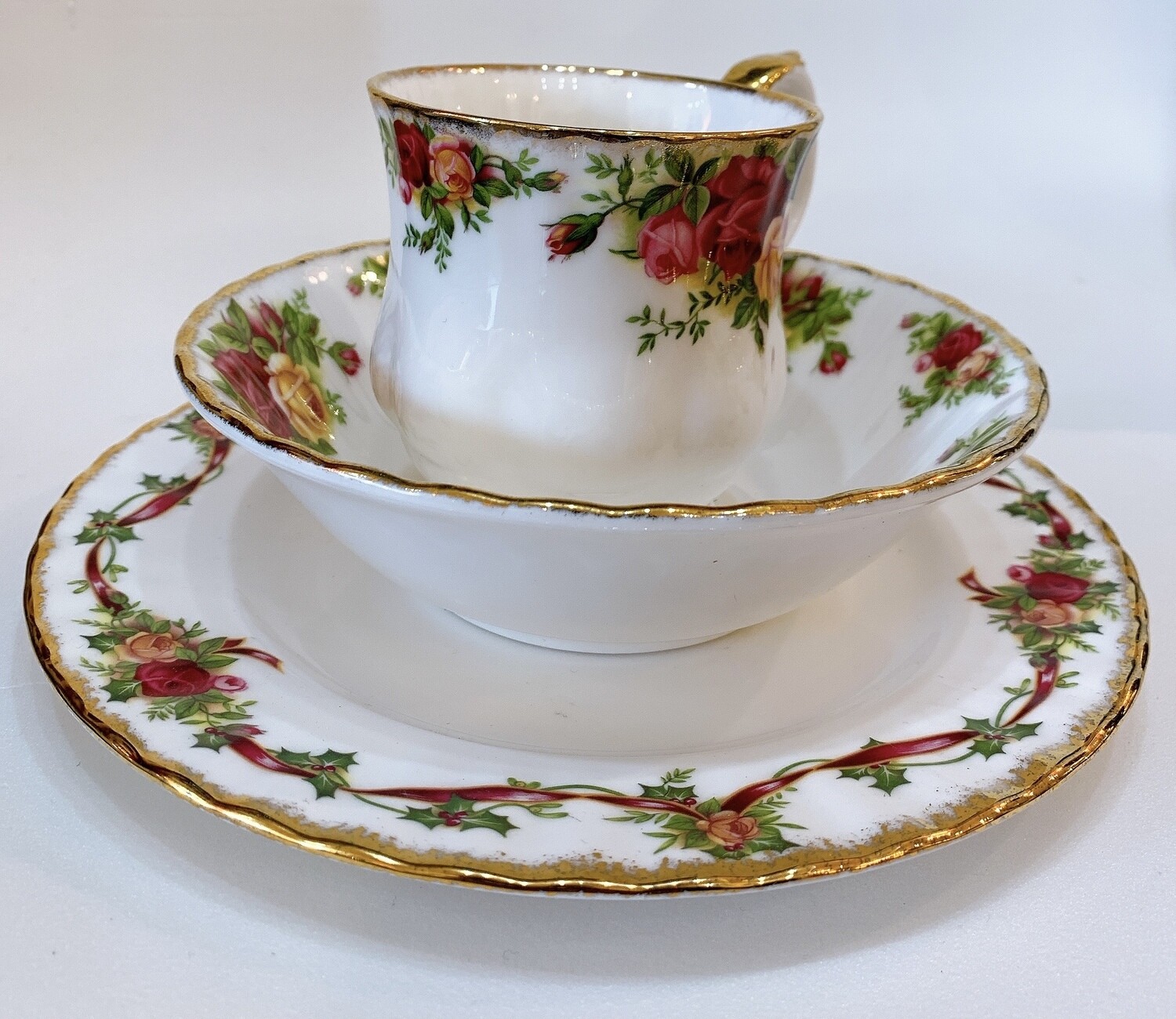 1962 Old Country Roses Royal Albert England  Teacup and Saucers set (3)