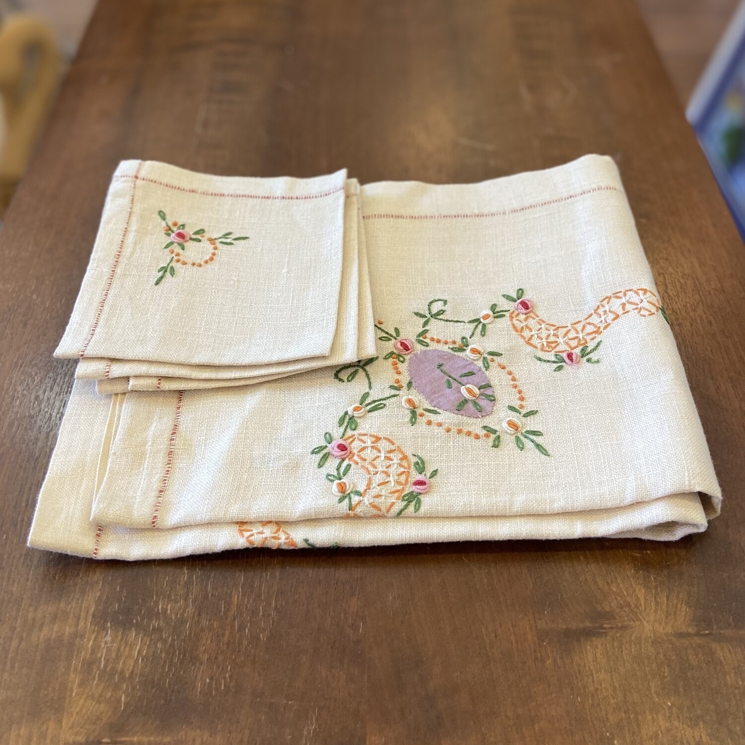 Floral Embroidered White Linen Tablecloth and Napkins (4)