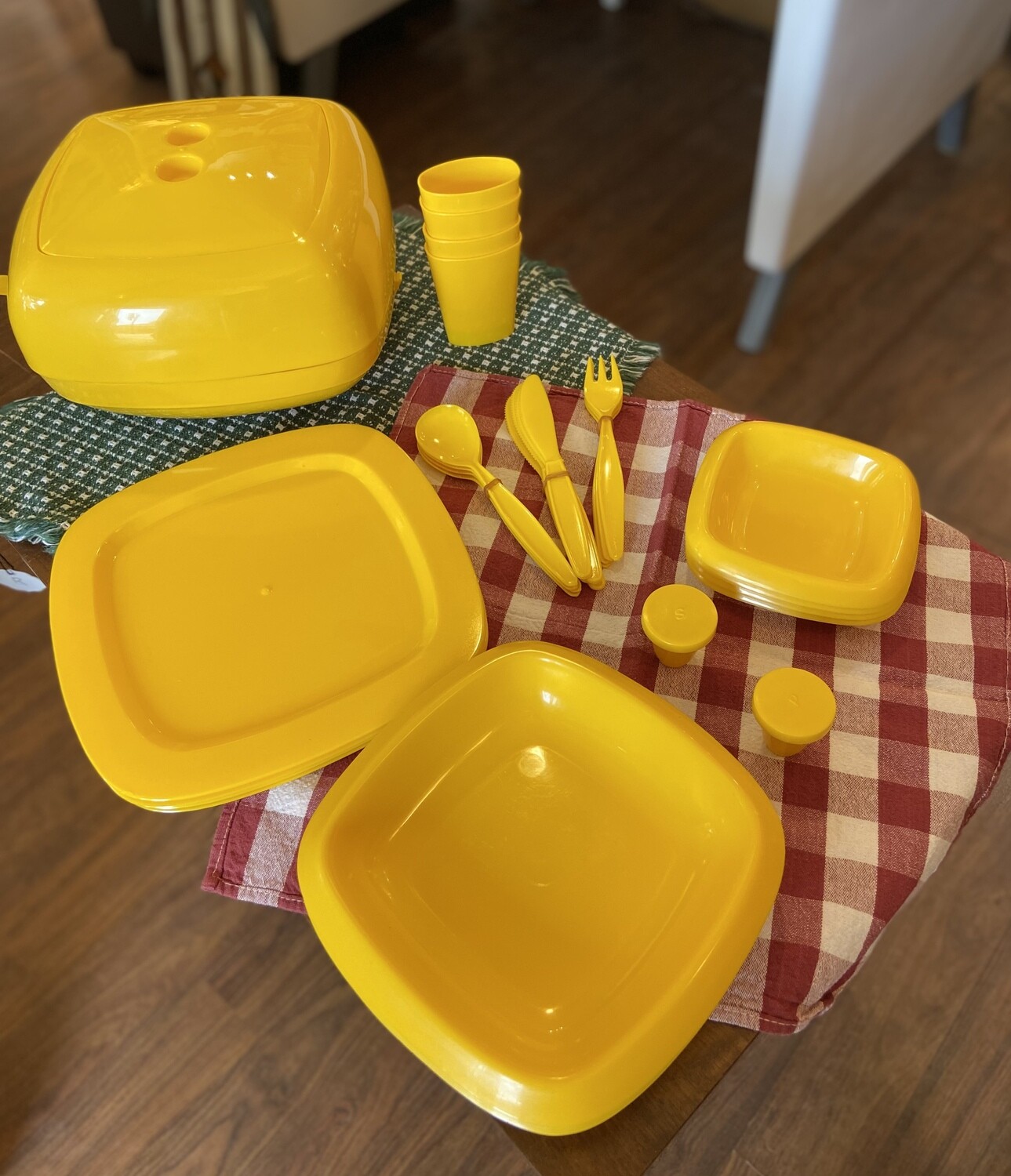 Pymsa MCM Mod Compact Plastic Picnic Basket Summer Yellow Tote Service for 4